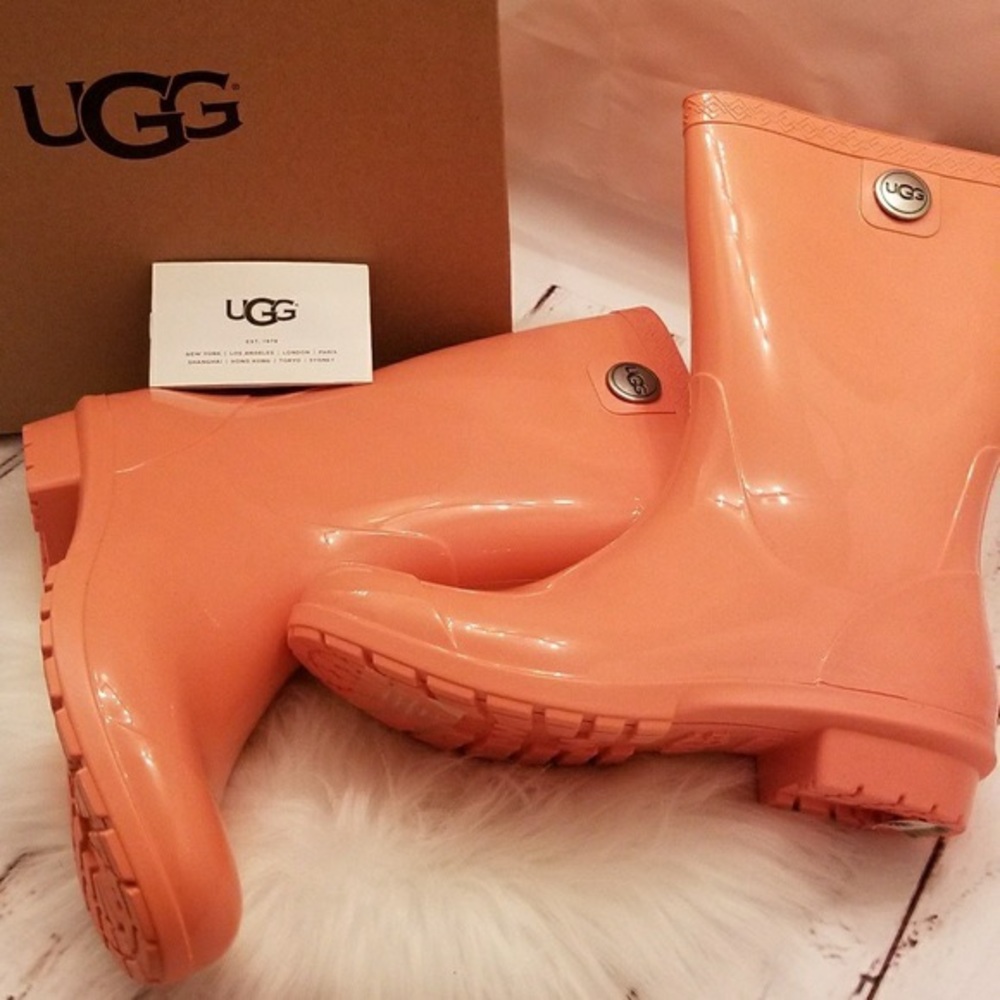 UGG CORAL RAIN BOOTS 😍